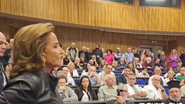 Girit’te hastane toplantısında tansiyon yükseldi: Dora Bakoyanni’den vatandaşa “Ağzını kapat!”