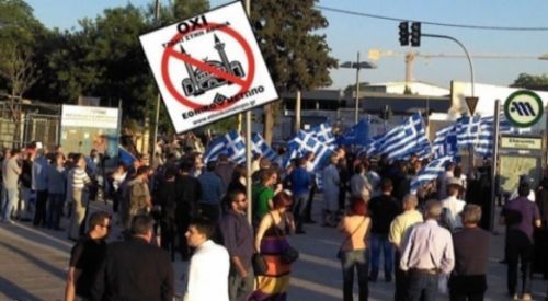 Atina'da cami yapımı için tahsis edilen arsanın ırkçılarca işgal edilmesi tepkilere yol açtı