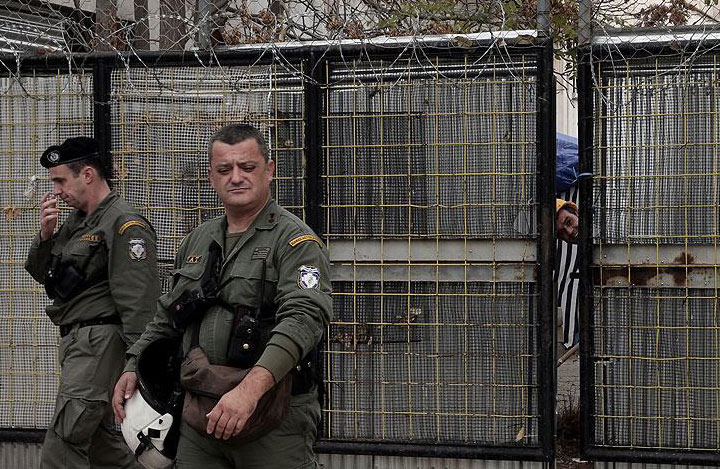 Cami alanını işgal eden ırkçılara polis operasyon düzenledi
