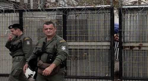 Cami alanını işgal eden ırkçılara polis operasyon düzenledi