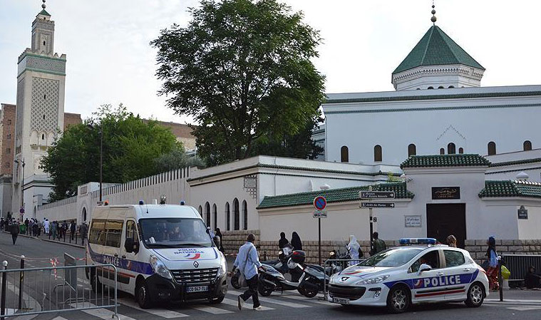 Fransa'da daha fazla cami ve mescidin kapatılabileceği açıklandı