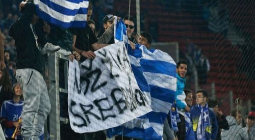 Yunanistan-Bosna maçında ırkçılık: Yunan taraftarlardan "Srebrenitsa" pankartı