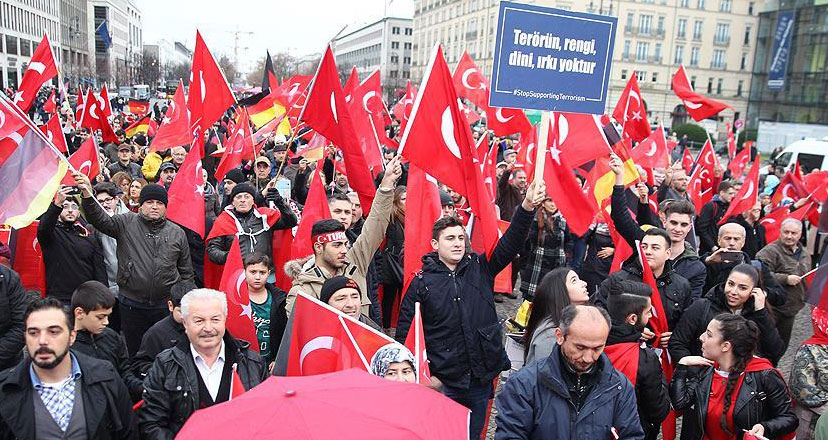 Avrupa'daki Türklerden 'Teröre Lanet Demokrasiye Davet' gösterisi