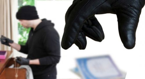 İskeçe'de güpegündüz hırsızlık: Arabasına binen kadına saldırdılar