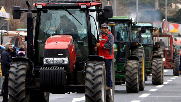 Χανιά: Οι αγρότες κατεβάζουν τα τρακτέρ στο κτίριο της εφορίας