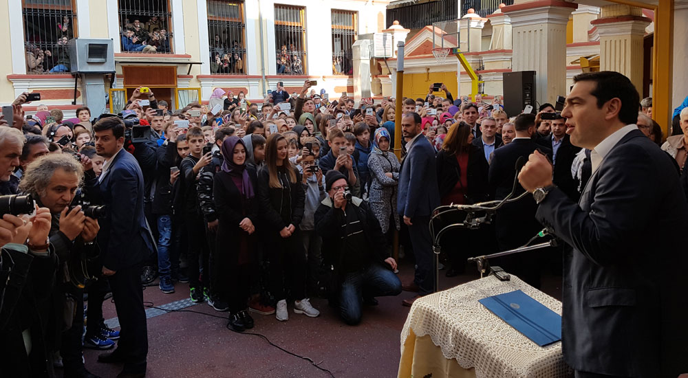 Başbakan Çipras aba altından sopayı gösterdi