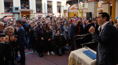 Başbakan Çipras aba altından sopayı gösterdi