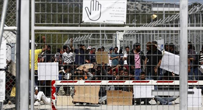 Yunanistan, kar nedeniyle Petra göçmen kampını boşalttı
