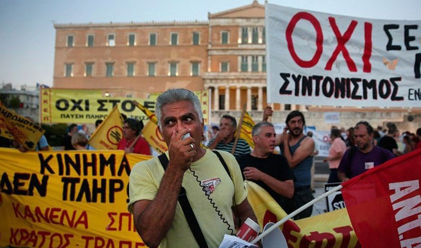 Yunan halkı hükümeti protesto etmek için yürüdü