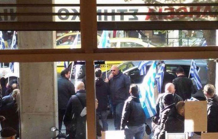Εισβολή χρυσαυγίτικου τάγματος στην ΕΣΗΕΑ - Η ΕΣΗΕΑ επιρρίπτει ευθύνες στην κυβέρνηση