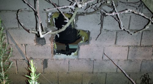 Hırsızlar duvarı kırarak dükkanı soydular