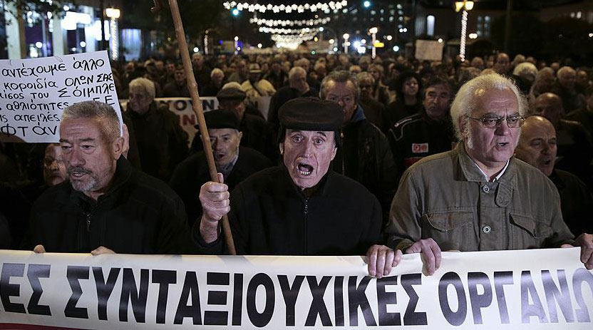 Yunanistan'da emeklilerin çilesi bitmiyor