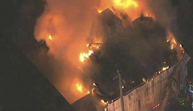 İslam karşıtları tarafından kundaklanan cami kül oldu