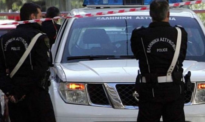 PASOK binası önünde nöbet tutan polislere silahlı saldırı