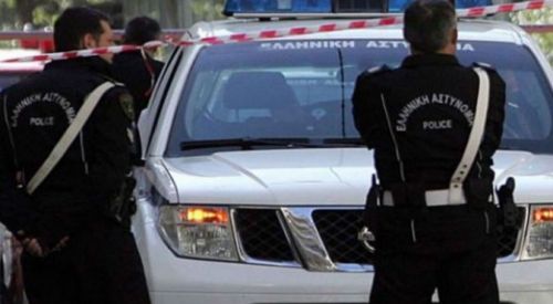 PASOK binası önünde nöbet tutan polislere silahlı saldırı
