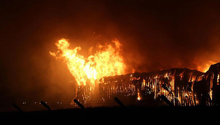 Atina'nın sanayi bölgesi Tauros'da büyük yangın