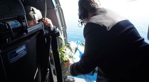 Yunan Savunma Bakanı Kardak'a çelenk bıraktı