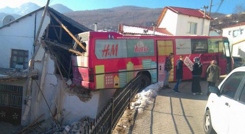 Kozluca’da otobüs kazası, 1 çocuk yaralı