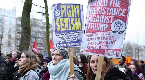 Brüksel'de yüzlerce kişi Trump'ın vize yasağını protesto etti