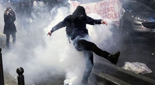 Paris'te sokaklar yine karıştı