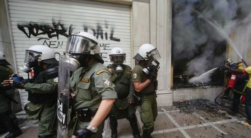SYRIZA'nın parti binasına molotoflu saldırı düzenlendi
