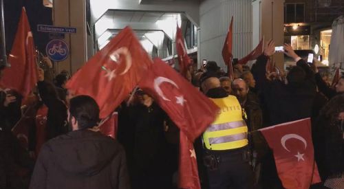 Hollanda polisi Türk göstericilere at ve köpeklerle müdahale etti