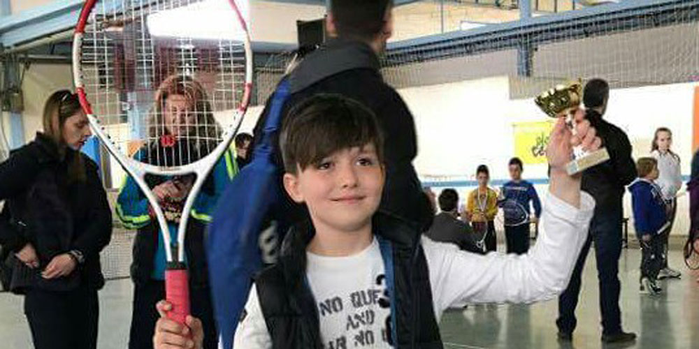 Minik tenisçi Alp turnuvada kupa kazandı