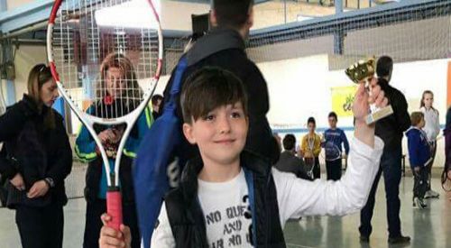 Minik tenisçi Alp turnuvada kupa kazandı