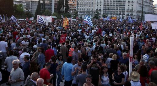Hükümet kreditörlerle uzlaşınca Yunan halkı sokağa indi