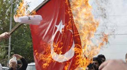 Türkiye Atina'da Türk bayrağının yakılmasını kınadı