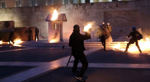 Memur ve çalışanlar parlamentoyu basıp polise saldırdı