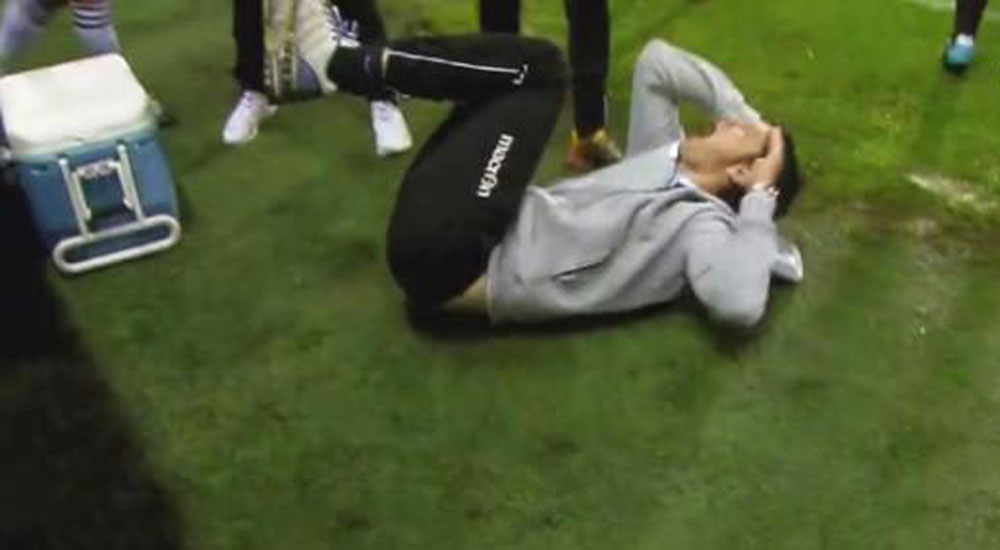 Tribünden atılan bira kutusu teknik direktörün kafasını yardı