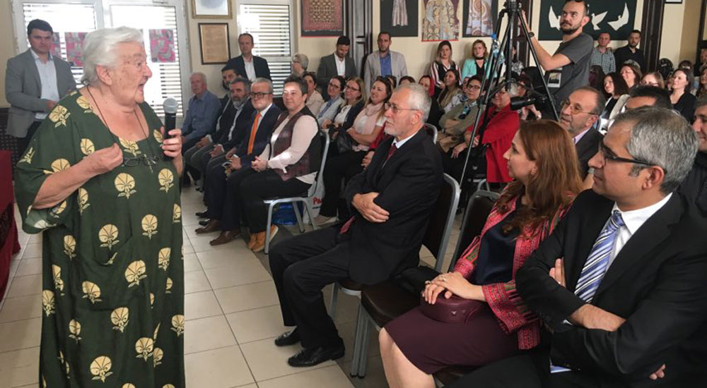'Kimliğinize sahip çıkmazsanız çocuklarınızı kaybedersiniz'