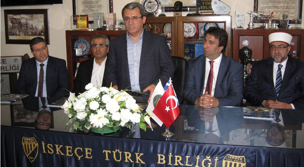 Türkiye Dışişleri Bakan Yardımcısı Ahmet Yıldız İskeçe'de soydaşlarıyla kucaklaştı