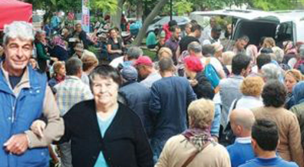 Bozcaadalı Dimitri annesi için pilav dağıttı