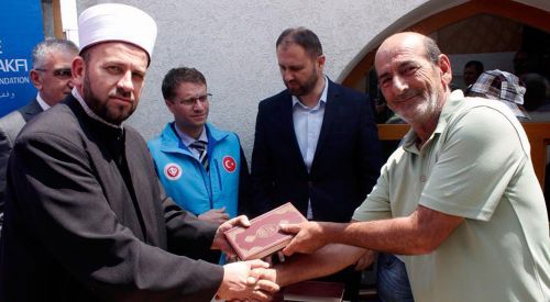 TDV Karadağ'da Kur'an-ı Kerim meali dağıttı