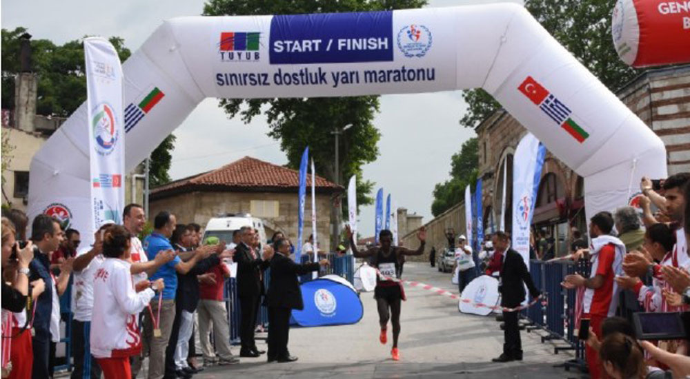 21 km koşup Yunan sınırını vizesiz geçtiler