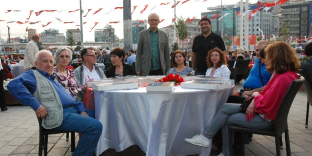 Yunan turizmciler, Taksim'de iftara katıldılar