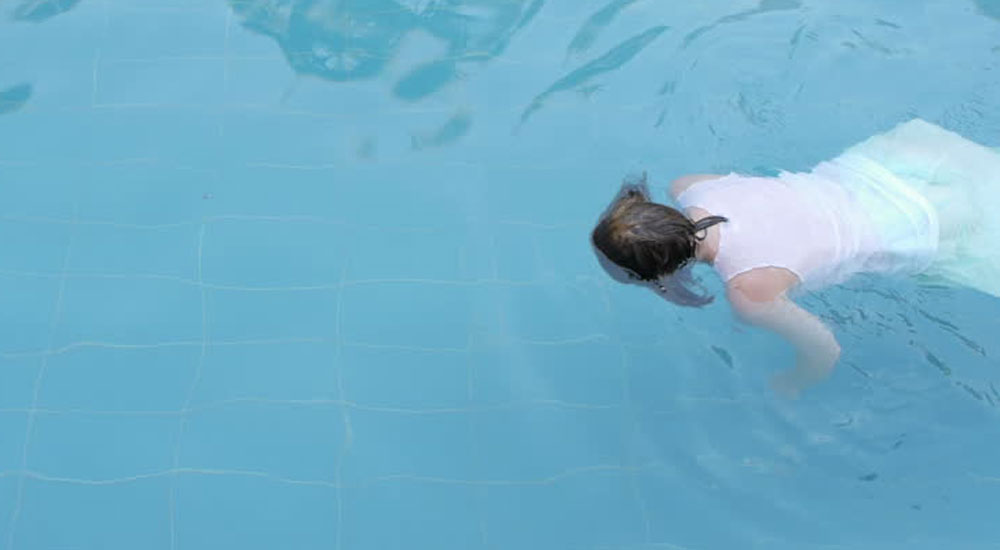 5 yaşındaki çocuk havuzda boğulurken kimse umursamadı!