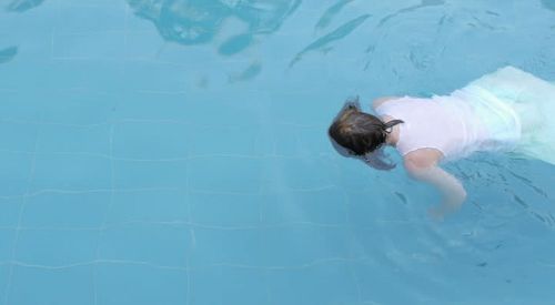 5 yaşındaki çocuk havuzda boğulurken kimse umursamadı!