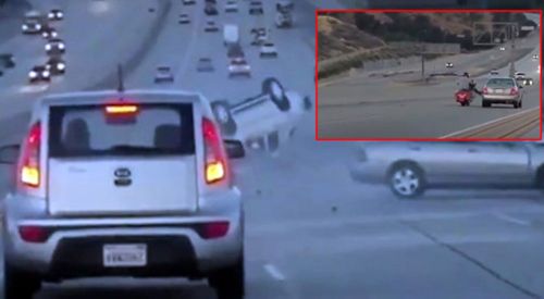 Motosikletten otomobile tekme atınca otoban karıştı