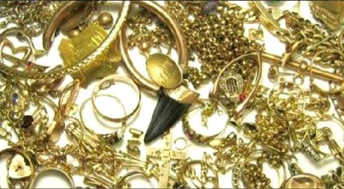 Yunanistan'da mafyanın gizli deposunda bir ton mücevher bulundu