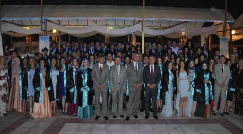 Celal Bayar Azınlık Lisesi öğrencilerinden muhteşem mezuniyet töreni