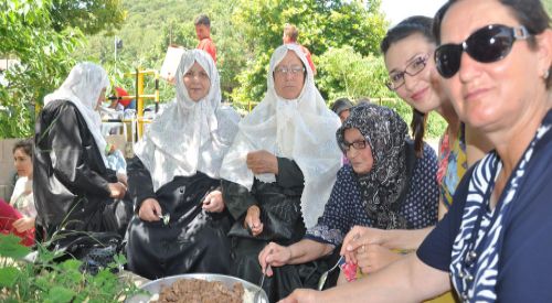 Foto Haber | Kozlardere'de “Küplü Kurbanı” etkinliği düzenlendi