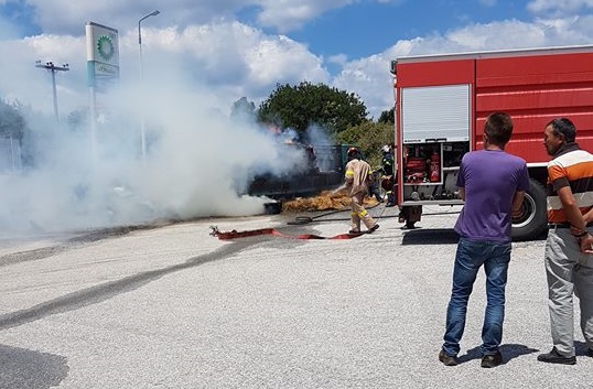 Gümülcine'de balya yüklü kamyonda yangın çıktı