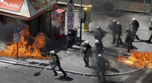 Atina'da protestocular mağazalara saldırdı