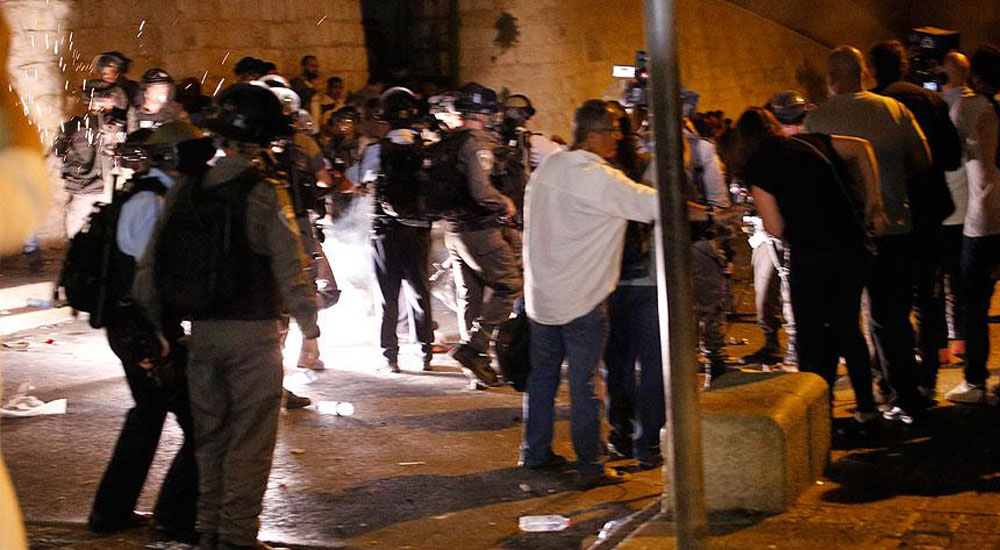 İsrail polisi, Aksa kapısındaki cemaate müdahale etti