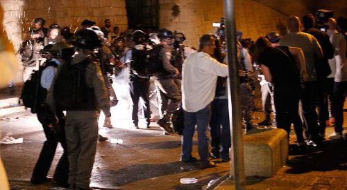 İsrail polisi, Aksa kapısındaki cemaate müdahale etti