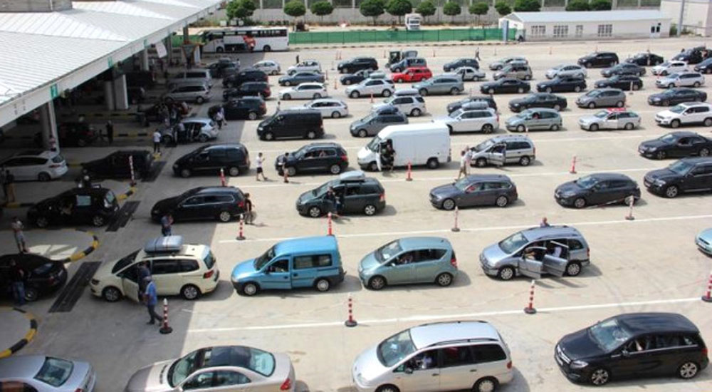 Sınır kapılarında kuyruk çilesi devam ediyor