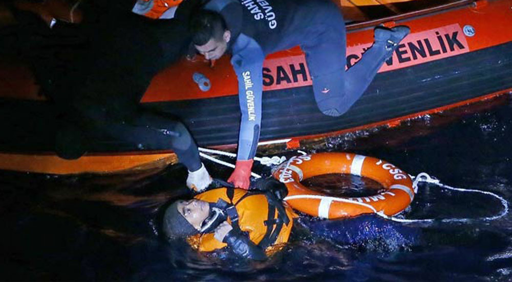 Göçmenleri Yunanistan'a taşıyan bot battı: 6 ölü